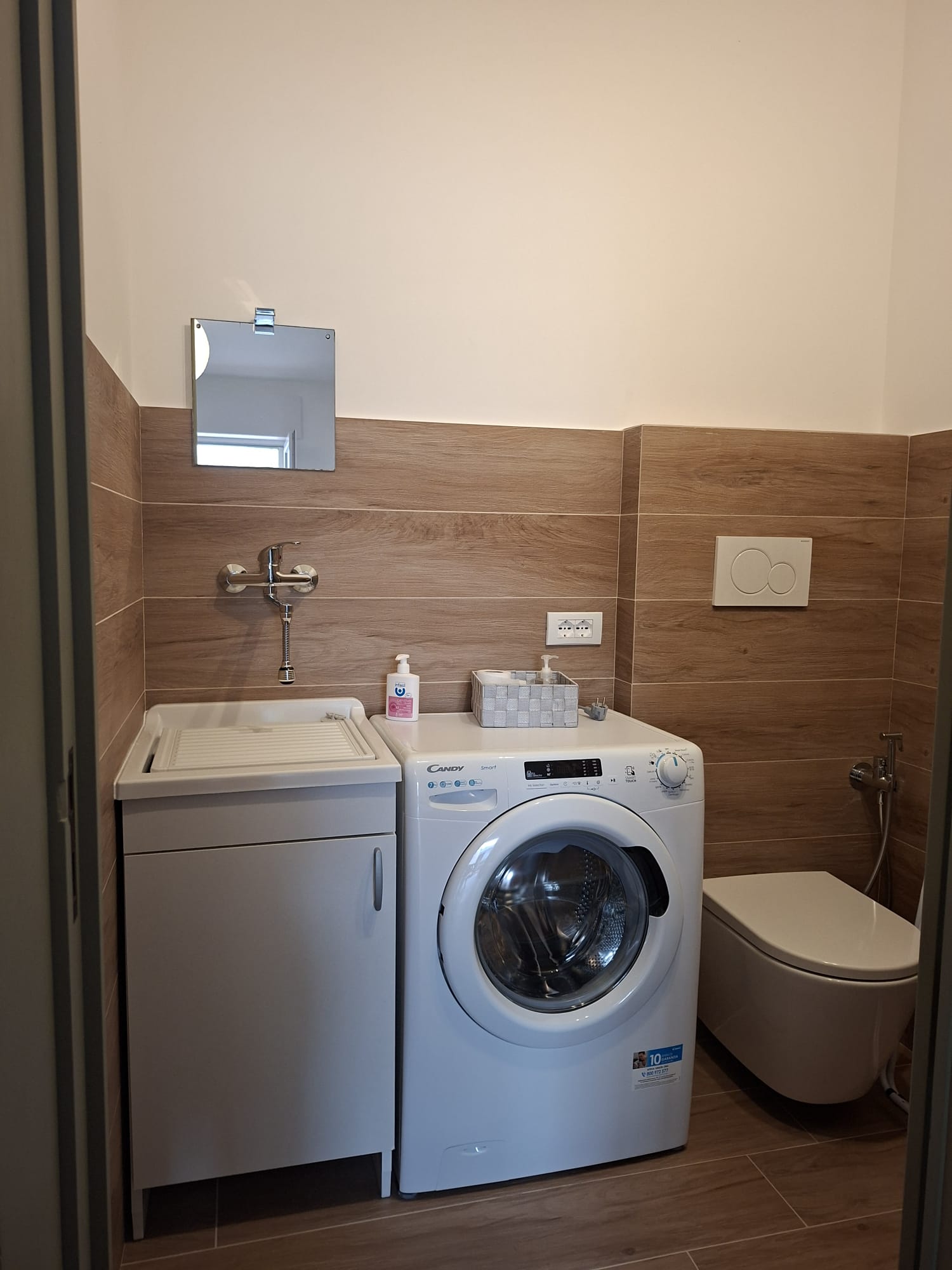 Lavanderia di Casa Copé con lavatrice e lavatoio
