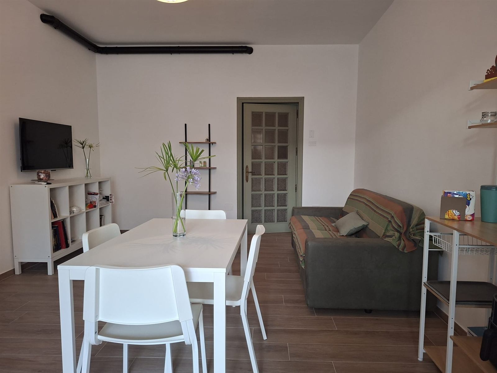 Living di Casa Copé con angolo cottura, tavolo e finestre panoramiche