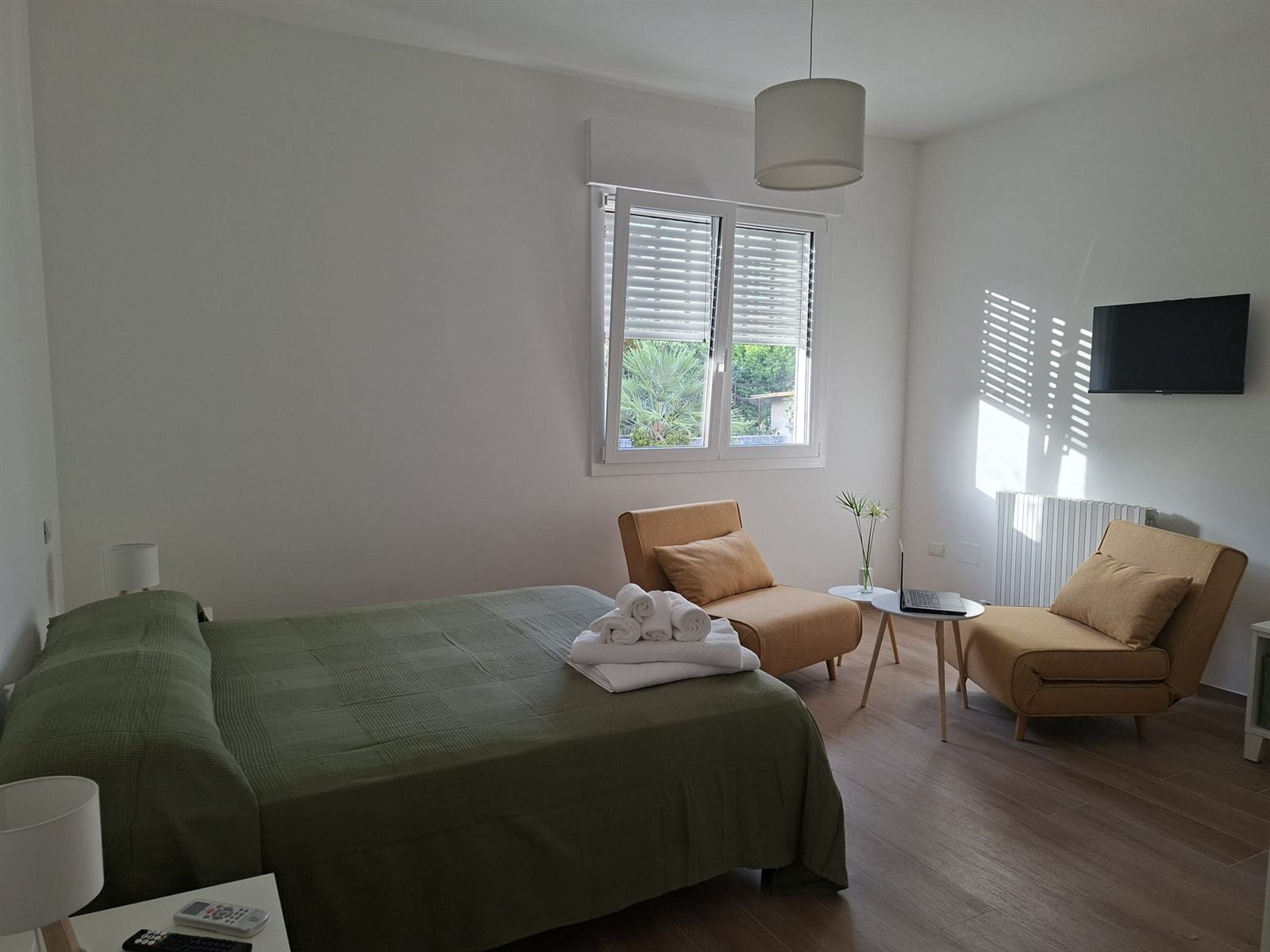 Camera quadrupla di Casa Copé con letto matrimoniale e poltrone